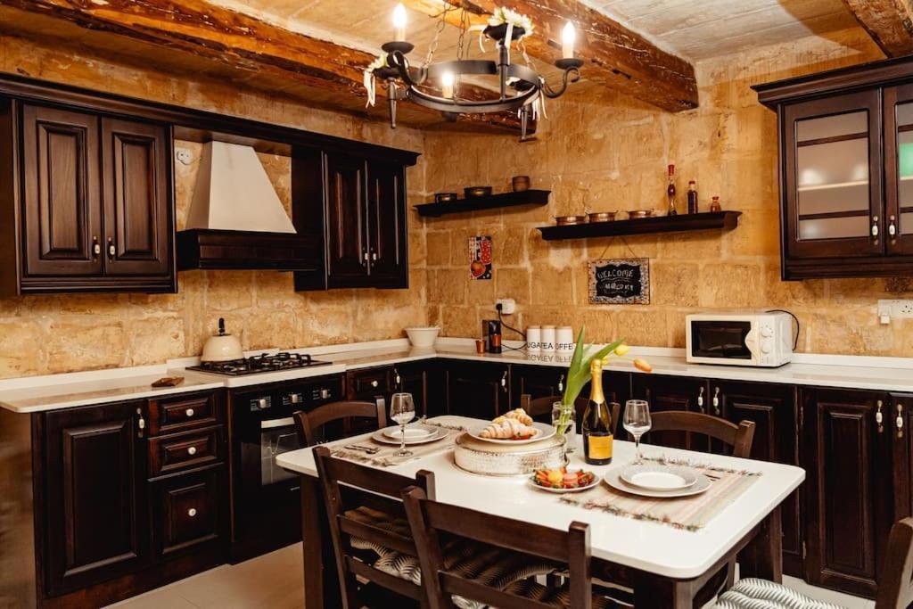 Enchanting 2Bdr Townhouse In Valletta Centre! Exterior foto