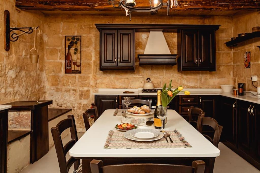 Enchanting 2Bdr Townhouse In Valletta Centre! Exterior foto